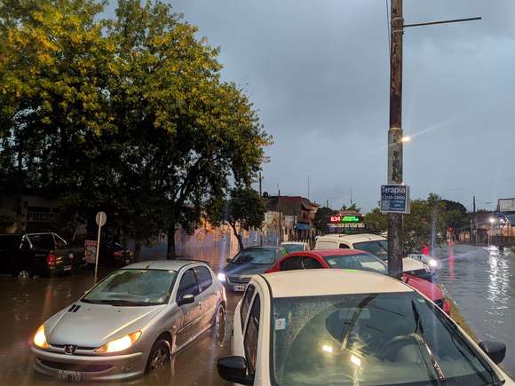 Alerta en toda la provincia por fuertes tormentas: calles intransitables, postes y árboles caídos