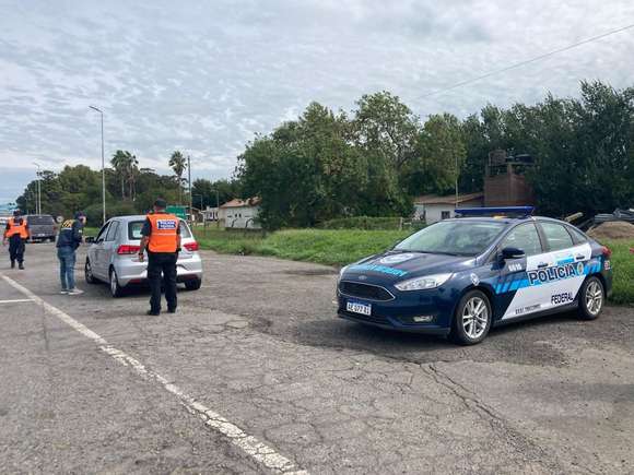 La Policía Federal realizó controles vehiculares y de personas en los accesos a Chascomús y Dolores