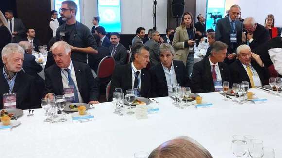 Caputo prometió a los empresarios un dólar planchado y baja de impuestos