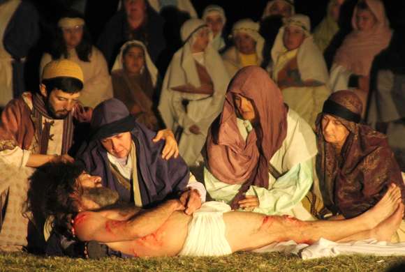 Vía Crucis, langostinos y rock: planes para el fin de semana XXL