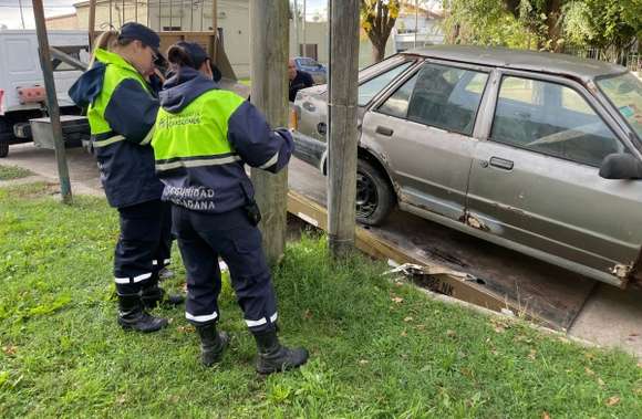 Retiro de vehículos abandonados en la vía pública y traslado al depósito municipal