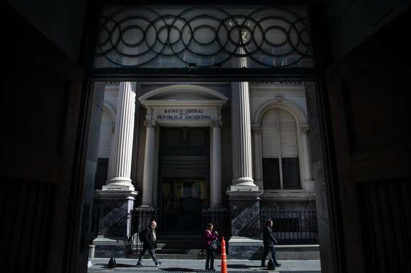 El Banco Central recortó las tasas de referencia a 70%, lo que impacta en los plazos fijos