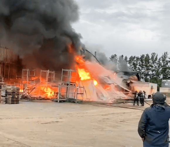 Bomberos de Chascomús colaboran con sus pares de Brandsen en el incendio de una fábrica de baterías