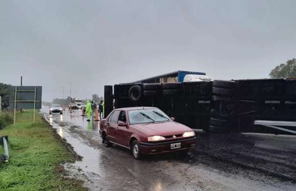 Fuertes vientos en la costa bonaerense causaron el vuelco y el choque de dos camiones