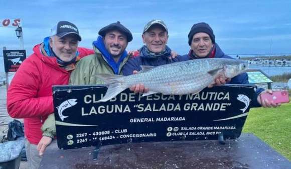 En la Salada Grande: Un pescador pinamarense hizo historia con la pesca de una lisa de 7,8 kilos