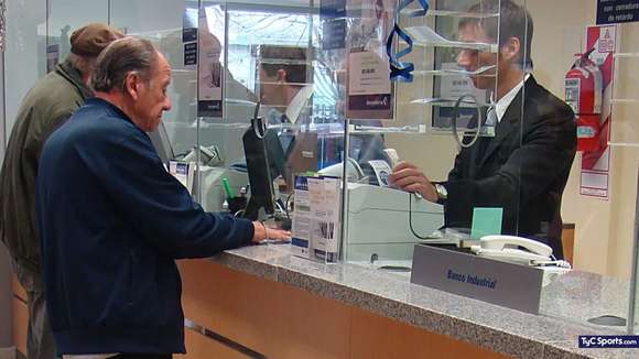 Los bancarios sellaron un nuevo aumento y el sueldo básico será de $1,2 millones, con un bono de $1 millón