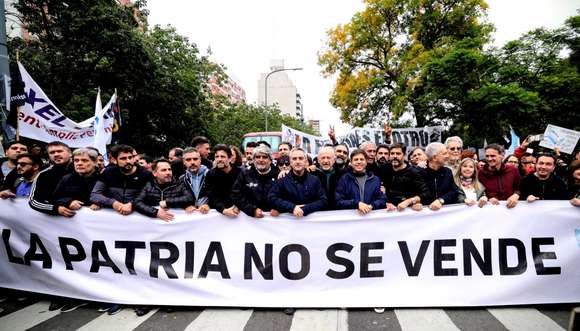 CGT y CTA marchan contra la ley bases, junto a ministros bonaerenses: Kicillof se sumaría