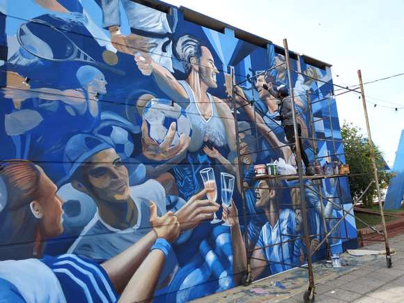 El arte revitaliza la comunidad: el muralismo de Andrés Rotundo en el bar del Club Deportivo Chascomús