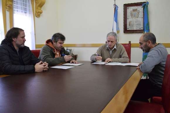 Javier Gastón firmó un contrato de comodato para la sede de la sociedad de fomento en Escribano