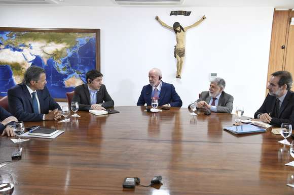 Kicillof amplía contactos internacionales: se reunió en Brasil con Lula da Silva