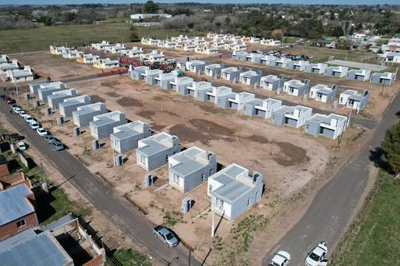 Kicillof encabezó la entrega de 124 viviendas en General Paz