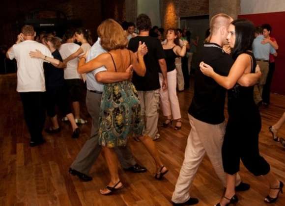Taller de Iniciación de Tango Salón gratuito en la Biblioteca Sarmiento y barrio Jardín