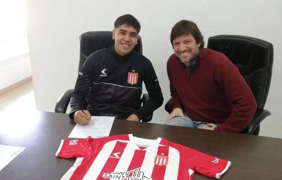 Joaquín Tobio Burgos firma su primer contrato profesional con Estudiantes de La Plata