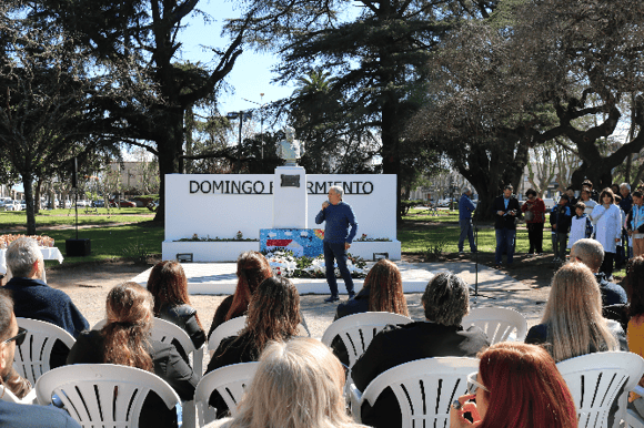 Javier Gastón: “Continuaremos acompañando los viajes de egresados para todas las escuelas primarias”