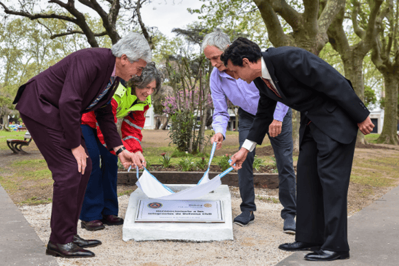 Se descubrió una placa en reconocimiento a la labor del equipo de Defensa Civil