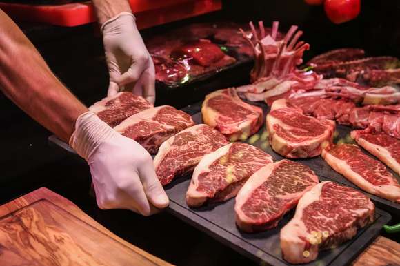 El consumo de carne se derrumbó a niveles históricos y tuvo impacto en la baja de la inflación
