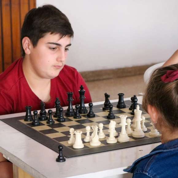 La Escuela Municipal de Ajedrez funciona los sábados a la mañana en el Club Unión Deportiva