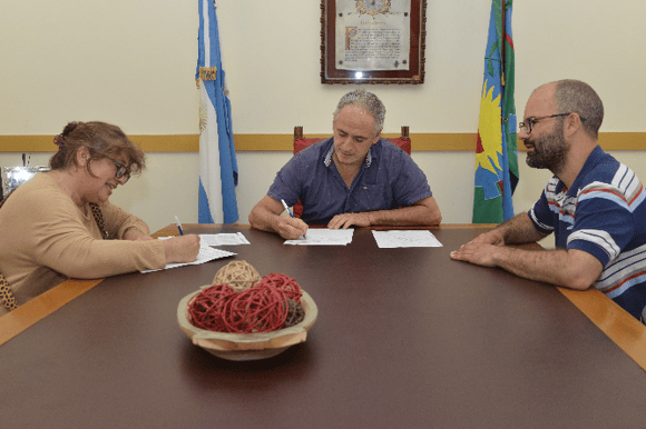 Renuevan el comodato de un predio para actividades educativas de la Escuela Agraria