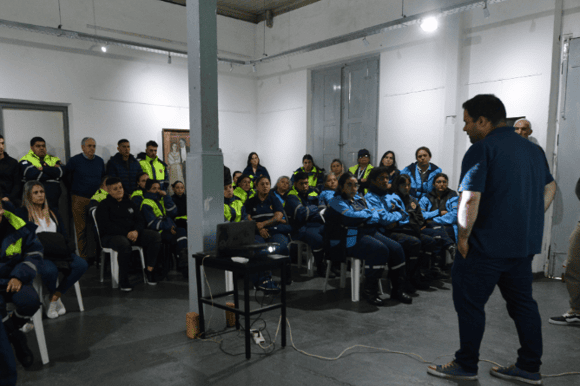 Prevención del delito: Se capacita a los empleados en la nueva herramienta de comunicación ciudadana