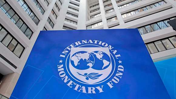 El FMI recorta sobrecargos a países deudores y beneficia a la Argentina  