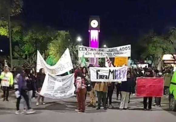 Multitudinaria marcha en Chascomús por la Educación Pública