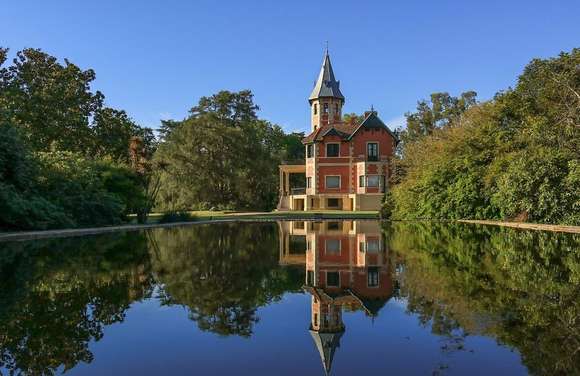 El castillo de “La Raquel”, el cautivante edificio entrevisto por los viajeros a la vera de la Ruta 2