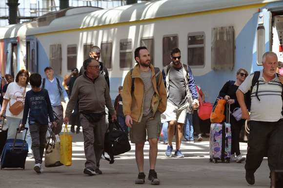 Venta de pasajes de tren para el verano: colas desde la madrugada y 250 tickets vendidos por minuto