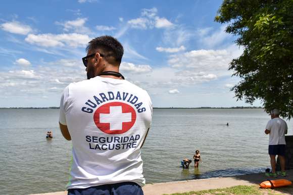 El rápido accionar del cuerpo de guardavidas evitó una tragedia en la laguna de Chascomús