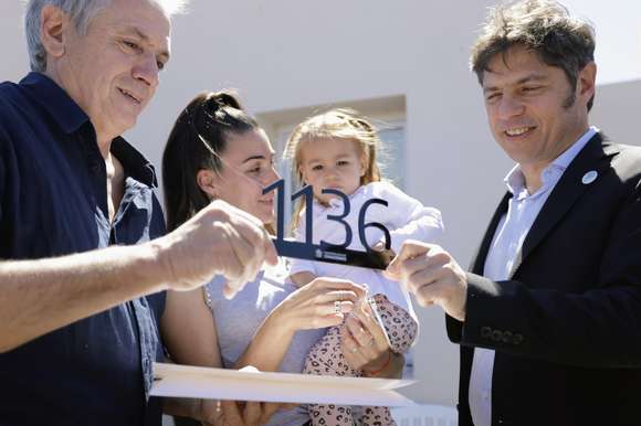 Kicillof en Chascomús: entrega de viviendas y nueva ambulancia para el Hospital Municipal