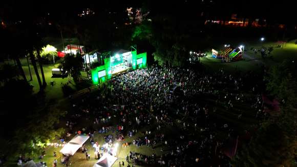 Chascomús inauguró la temporada con música, cultura y una enorme concurrencia