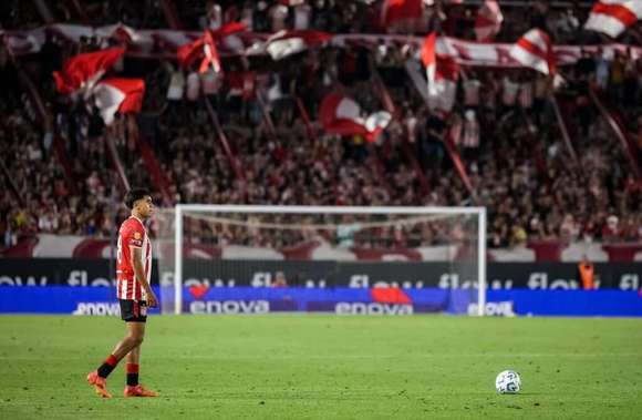 Semana decisiva para Estudiantes: con Joaquín Tobio Burgos como extremo, afronta la Copa y los playoffs del Torneo Apertura