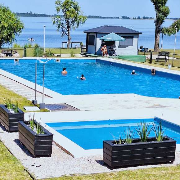 Verano en Chascomús: Precios especiales para locales en piletas y servicios múltiples frente a la laguna