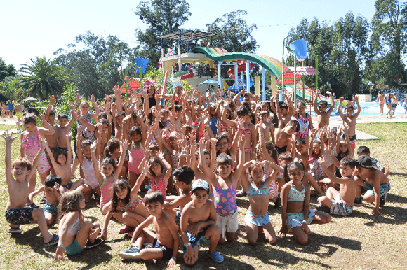 Niños y niñas de la Escuela de Verano disfrutaron de una jornada recreativa en Puerto Aventura