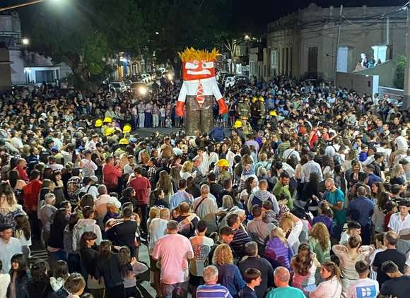 Los Bomberos Voluntarios de Chascomús dieron la bienvenida al nuevo año junto a la comunidad