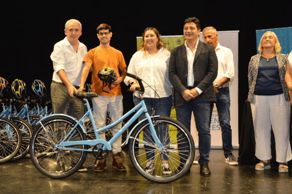 Seguridad Vial: Se entregaron cascos, bicicletas y pases libres multimodales