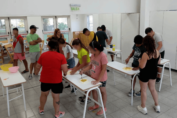 Contención y escucha: Funciona una Centro de Juventudes en el SUM del barrio Iporá