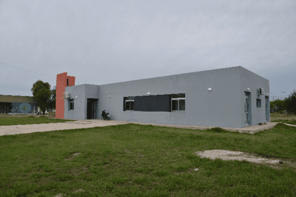 Javier Gastón recorrió la obra del nuevo CAPS del barrio San Cayetano próximo a inaugurarse