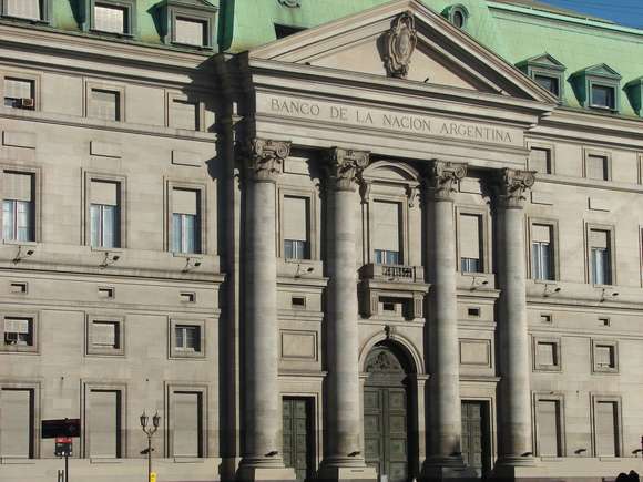 Milei firmó el decreto que transforma al Banco Nación en Sociedad Anónima