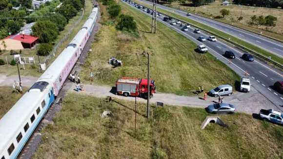 Tren chocó contra un auto en Adela: un muerto y dos heridos