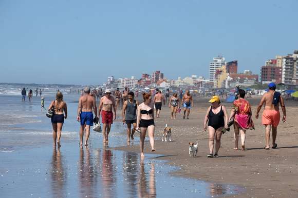 Menos turistas y más viajes al exterior: el balance del verano