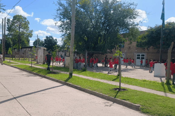 Fueron plantados 23 árboles en la Escuela Municipal Nº 2