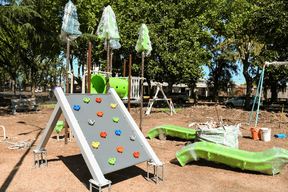 Fueron instaladas las nuevas estructuras de entretenimiento infantil en la plaza Sarmiento