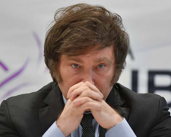 Milei dijo que “obviamente” no va a devaluar y denunció un “intento de golpe institucional”