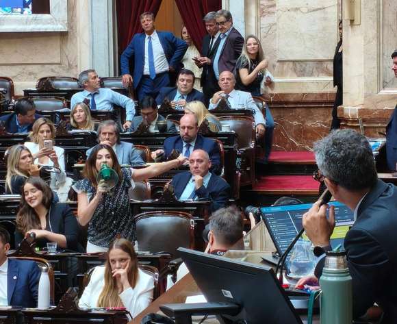 “Picos”, megáfonos y filtraciones: una sesión insólita en Diputados