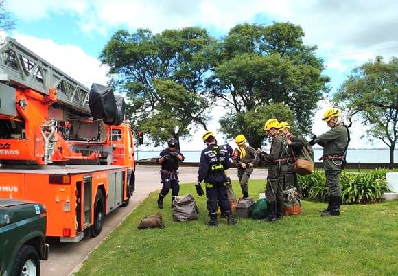 Aspirantes a Bomberos de Chascomús se entrenan en rescate con cuerdas y simulacros acuáticos en la Costanera