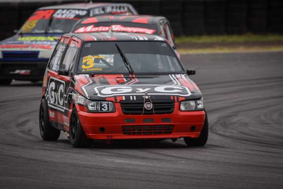 Juanchi Gárriz se destaca en el inicio de la segunda fecha del Fiat Uno ASM en La Plata