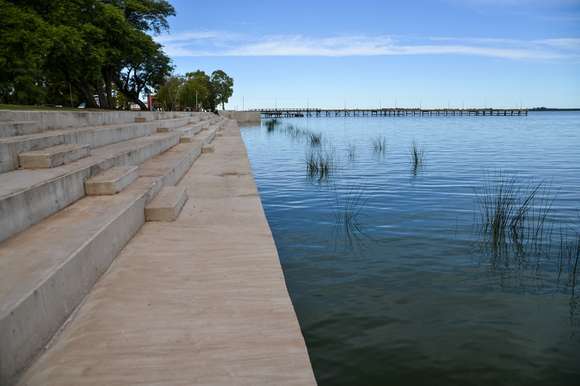 Chascomús: finalizan las obras de recuperación del histórico murallón y renace la costanera