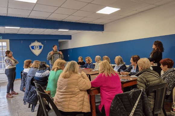 Adultos mayores de Chascomús se empoderan en el mundo digital a través de talleres inclusivos y seguros