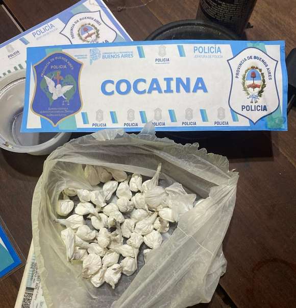 Secuestro de cocaína, marihuana y dinero en Chascomús: un detenido tras allanamiento