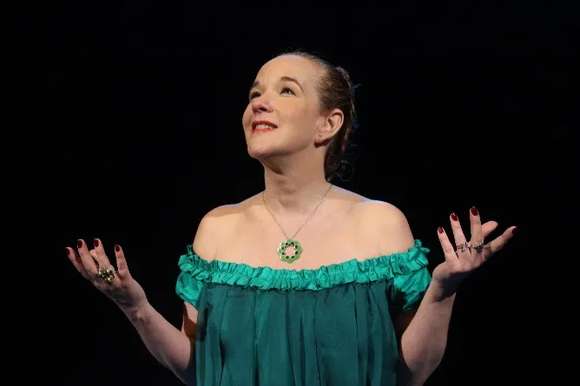 Mariana De Castro vuelve a su ciudad natal con obra “El Haz más intenso del Mundo”